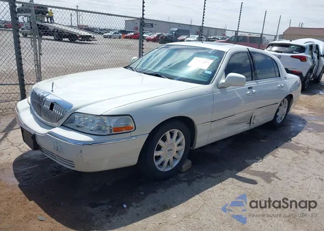 2006 Lincoln Town Car Signature Limited z USA, uszkodzony, nr VIN 1LNHM82VX6Y646747
